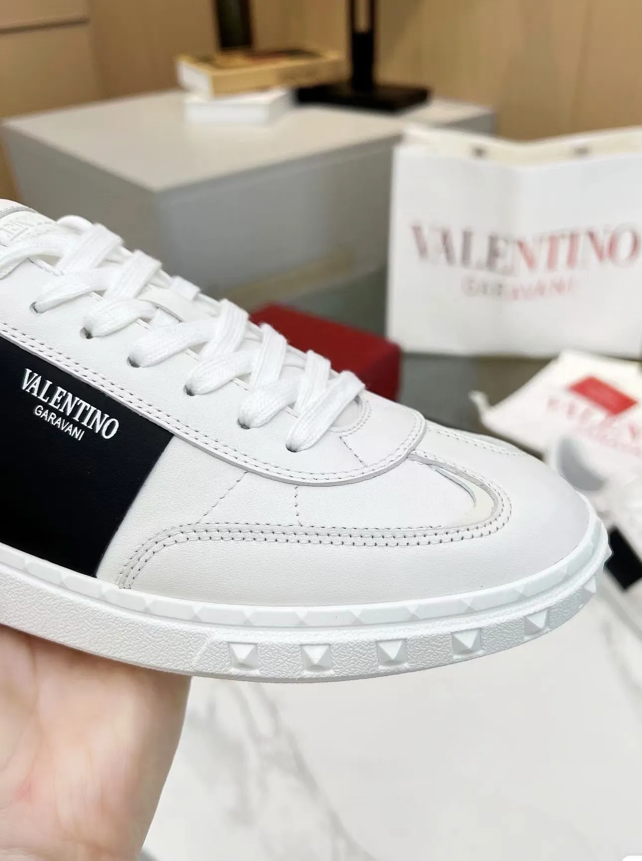 Men's men's shoes 💰440 [New style] 🐡🐡Original quality Top version on the market VALENTINO (Valentino) 2023 latest fashion week catwalk [couples 👫 style], unique design, fashionable people specialize in thin feet 🔥A fashion product of Baita [strong] Fabric: The toe is made of high mercerized triangular grain cowhide and A-grade full-grain cowhide tower, original lasting process Inner lining: cowhide lining + PU hanging mesh feet, heel and tongue decorated with VaIentin* shallow relief oversized rivets Size: 38-44 (45 can be customized